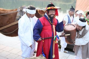 어느새 10년째… 마포 사또 납시오