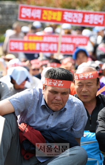 시각장애인들이 16일 서울 세종로 소공원에서 열린 시각장애인 안마사 생존권 보장 집회에서 연사들의 발언에 귀 기울이고 있다. 강성남 선임기자 snk@seoul.co.kr