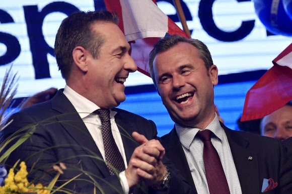 하인츠 크리스티안 슈트라헤(왼쪽) 오스트리아 자유당 대표. AFP 연합뉴스