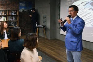 유종필 구청장은 세계도서관 투어 가이드