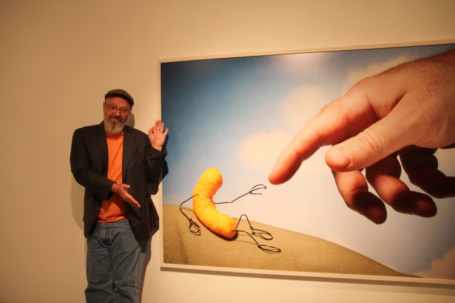 벤트 아티스트 테리 보더가 자신의 작품 ‘미켈란젤로의 검지’를 소개하는 몸짓을 하고 있다.