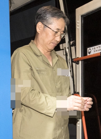 17일 새벽 검찰에 긴급체포된 추명호 전 국가정보원 국장이 서울중앙지검에서 조사를 받기 위해 호송차에서 내리고 있다. 연합뉴스
