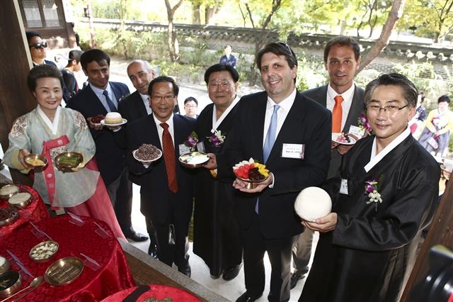 김영종(오른쪽) 종로구청장이 지난해 열린 궁중과 사대부가의 전통음식 축제에서 마크 리퍼트(오른쪽 세 번째) 당시 주한 미국대사 등 귀빈들과 포즈를 취하고 있다. 종로구 제공