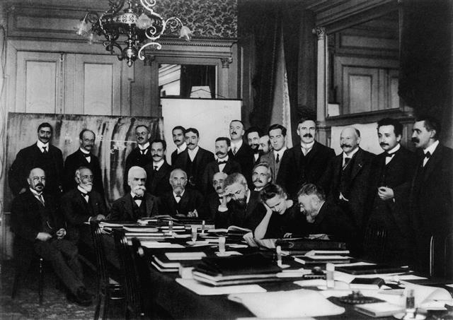 1911년 제1회 솔베이 회의에 참석자들을 찍은 사진. 서 있는 사람들 중 오른쪽에서 두 번째는 상대성이론으로 유명한 알베르트 아인슈타인, 앉아 있는 사람들 중 오른쪽 첫 번째는 앙리 푸엥카레, 바로 옆은 마리 퀴리. 위키피디아 제공