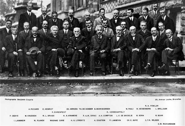 1927년 10월 벨기에 브뤼셀에서 열린 ‘제5차 솔베이 회의’에 참여한 학자들이 모여 찍은 사진. 이 회의에서 양자역학에 대한 토대가 명확히 세워졌다. 이 회의에 참석한 29명 중 17명이 노벨상을 받았고 마리 퀴리(맨 앞줄 왼쪽 세 번째)는 유일하게 물리학상과 화학상 두 부문에서 수상한 기록을 남기기도 했다. 위키피디아 제공