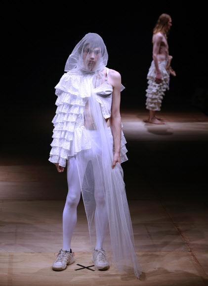 모델이 17일(현지시간) 일본 도쿄에서 열리고 있는 ‘도쿄 패션 위크(Tokyo Fashion Week)’중 디자이너 메이코 반의 브랜드 ‘티보(thibaut)’ 컬렉션을 선보이고 있다. AP 연합뉴스