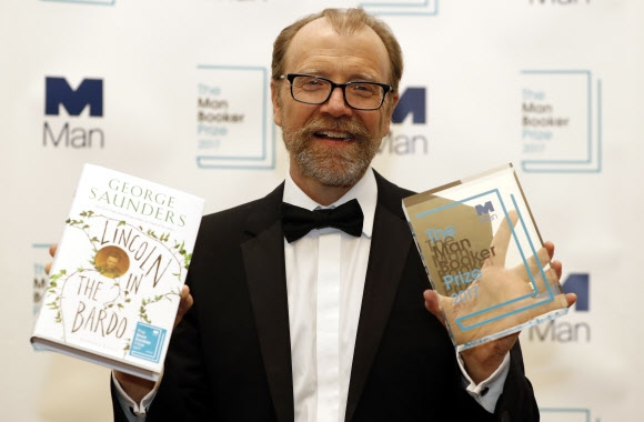 17일(현지시간) 미국 작가 조지 손더스가 세계 3대 문학상으로 꼽히는 영국 맨부커상의 올해 수상자로 선정됐다. AP 연합뉴스