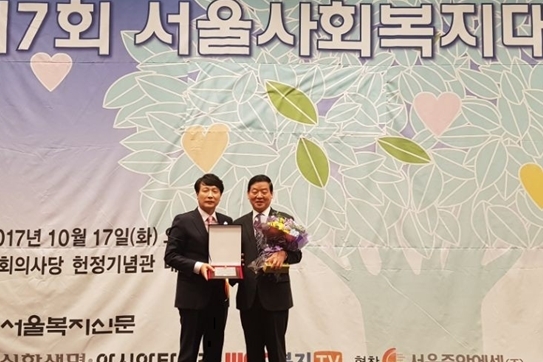 이병해 서울시의원(오른쪽)이 17일 국회 헌정기념관에서 열린 제7회 서울사회복지대상 시상식에서 대회 사장상을 수상하고 있다.