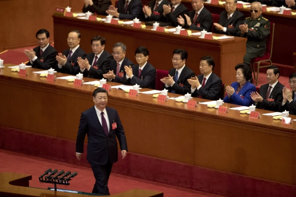 18일 개막한 제19차 중국 공산당 전국대표대회 시진핑 국가 주석이 입장하고 있다. AP 연합뉴스