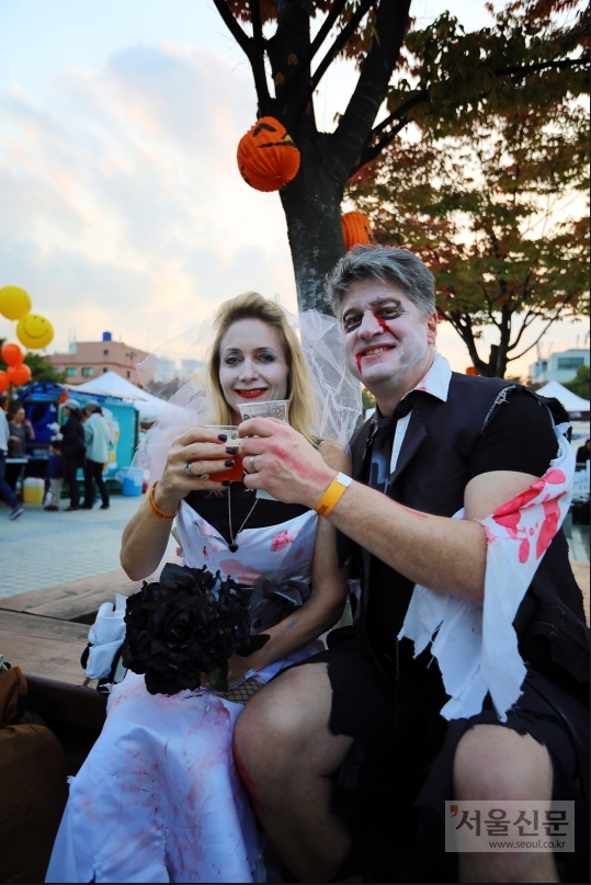 지난해 열린 그레이트코리안비어페스티벌에 참가한 외국인이 할로윈 분장을 하고 맥주를 즐기고 있다. GKBF 제공 
