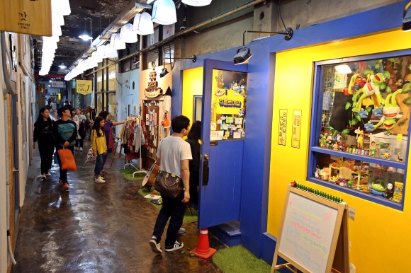 청년들의 여행 파티가 열리는 원주 미로예술시장.