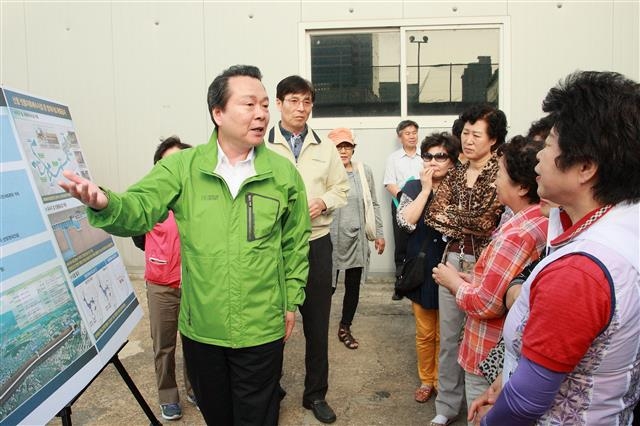 노현송 강서구청장이 화곡동을 찾아 지역민들에게 화곡생활권 개발에 대해 설명하고 있다. 강서구 제공