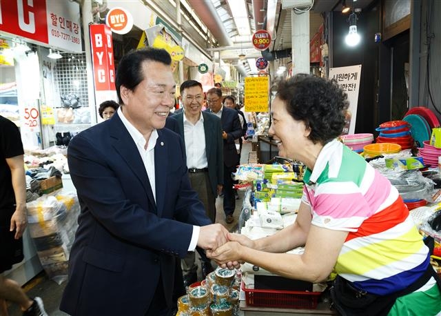 노현송 강서구청장이 방화동 방신시장을 찾아 상인들과 인사를 나누며 공항·방화생활권 개발에 대해 이야기를 하고 있다. 강서구 제공
