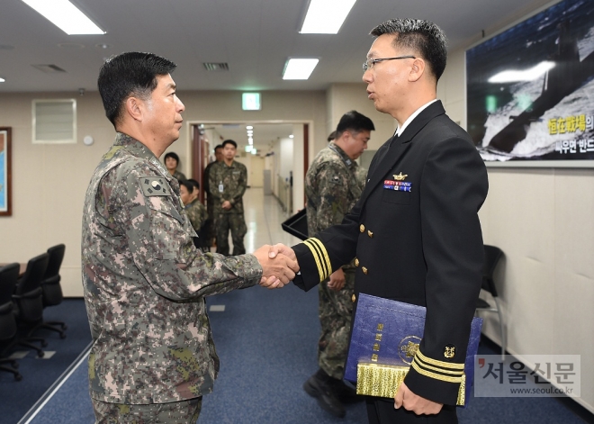 러시아 해군 위탁교육에서 우등상인 붉은 졸업장을 한국해군 최초로 받은 박재원 소령. 해군 잠수함사령부 제공 