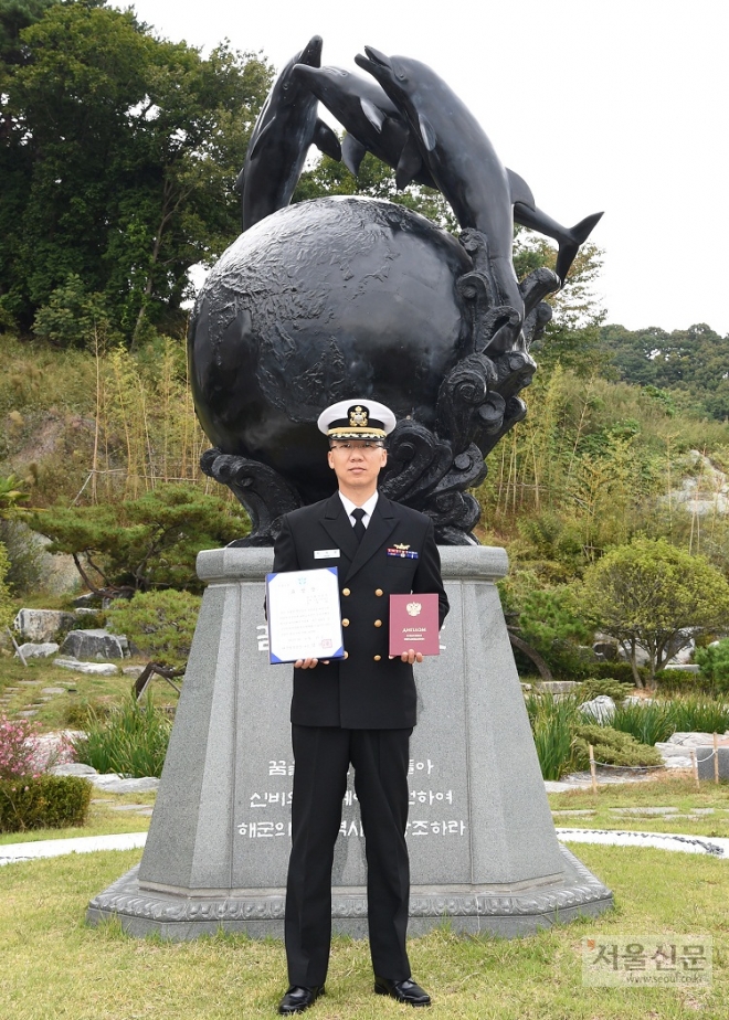 러시아 해군 위탁교육에서 우등상인 붉은 졸업장을 한국해군 최초로 받은 박재원 소령. 해군 잠수함사령부 제공 