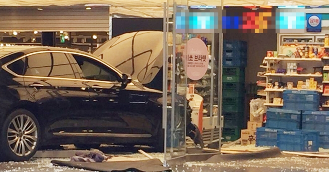18일 낮 12시 36분쯤 서울 강남구 강남역 인근에 있는 건물 1층 옷가게로 장모(57·여)씨가 몰던 승용차가 돌진하는 사고가 발생했다.  연합뉴스