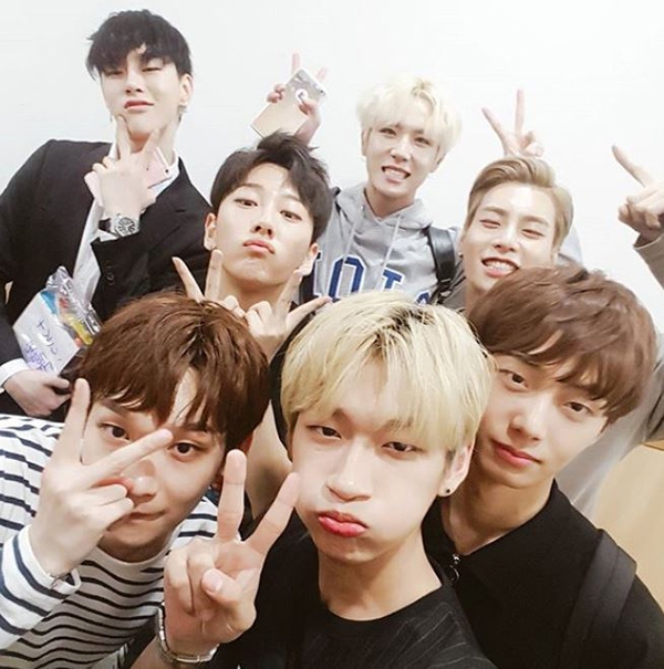 JBJ 권현빈, 노태현, 김동한, 김상균, 김용국, 김태동, 타카다 켄타 (시계방향)