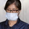 [서울포토] 마스크 쓰고 고개 숙인채 법정 향하는 최순실