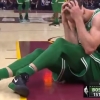 개막전서 발목 부러진 동료 위해 기도하는 NBA선수들
