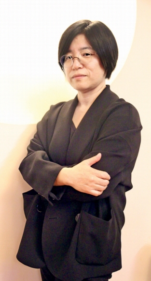 극영화와 다큐멘터리를 넘나들며 작업하고 있는 정재은 감독은 영상 플랫폼의 경계가 무너지고 있는 요즘, 하나의 플랫폼에 얽매이지 않은 현대적인 필름메이커를 꿈꾼다고 말했다.