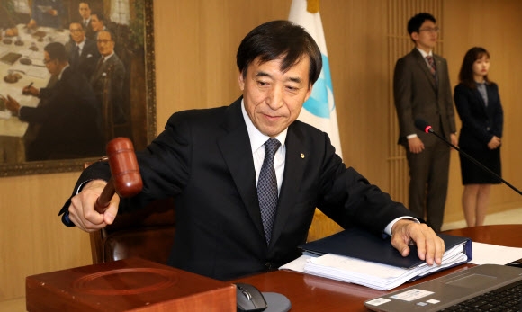 이주열 한국은행 총재가 19일 서울 중구 한국은행에서 열린 금융통화위원회에서 개회를 알리는 의사봉을 두드리고 있다. 연합뉴스