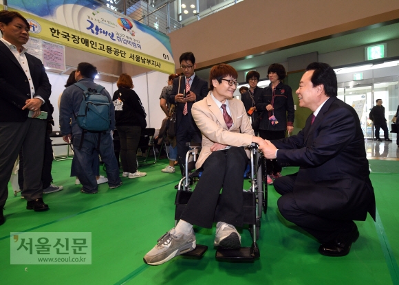 19일 ‘제1회 강서구 장애인 취업 박람회’를 찾은 노현송(오른쪽) 강서구청장이 일자리를 구하러 온 뇌병변 1급 장애인 박성호씨를 격려하고 있다. 정연호 기자 tpgod@seoul.co.kr