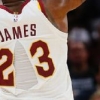 나이키, 르브론 제임스의 유니폼 상의 찢긴 원인 살펴본다
