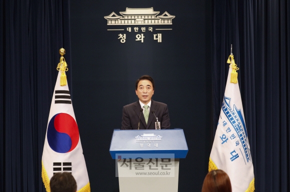 박수현 청와대 대변인은 19일 오전 춘추관 대브리핑룸에서 브리핑을 갖고 ”신고리 원전 공론화위원회의 뜻을 존중한다”고 밝혔다. 안주영 기자 jya@seoul.co.kr