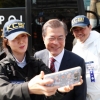 [서울포토] 과학수사대원들과 셀카찍는 문재인 대통령