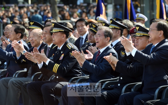 문재인 대통령이 20일 오전 서울 광화문에서 열린 제72주년 경찰의날 기념식에서 박수를 치고 있다. 안주영 기자 jya@seoul.co.kr