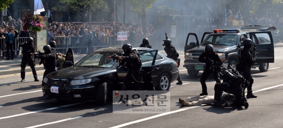 20일 서울 광화문광장에서 열린 경찰의날 기념식에서 경찰특공대가  대테러 진압시범을 하고 있다. 안주영 기자 jya@seoul.co.kr