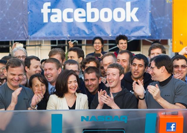 2012년 5월 페이스북의 기업공개(IPO) 당시 창업자이자 최고경영자(CEO)인 마크 저커버그를 비롯한 페이스북 임직원들이 미국 캘리포니아 멜로파크 본사에서 환호하고 있다.  AP 연합뉴스