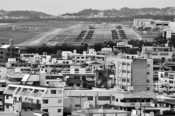 오키나와 美해병대 항공기지 일본 오키나와현 기노완시에 둘러싸여 있는 후텐마 해병대 항공기지. 오키나와 주민들은 이 항공기지를 ‘세계에서 가장 위험한 기지’라고 부른다. 갈마바람 제공