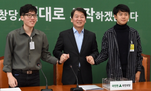 [서울포토] 학생들 손 잡은 안철수 대표