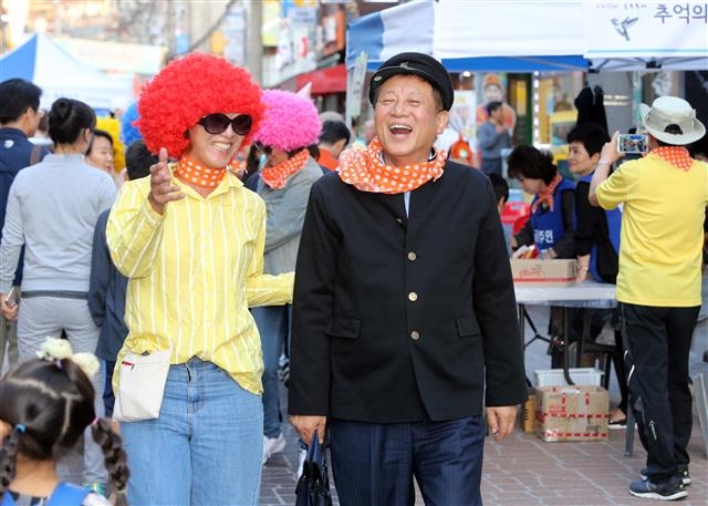 지난달 독산4동 주민이 직접 기획·추진한 ‘크리킨디 골목축제’에서 차성수(오른쪽) 구청장이 주민과 축제를 즐기고 있다.  금천구 제공