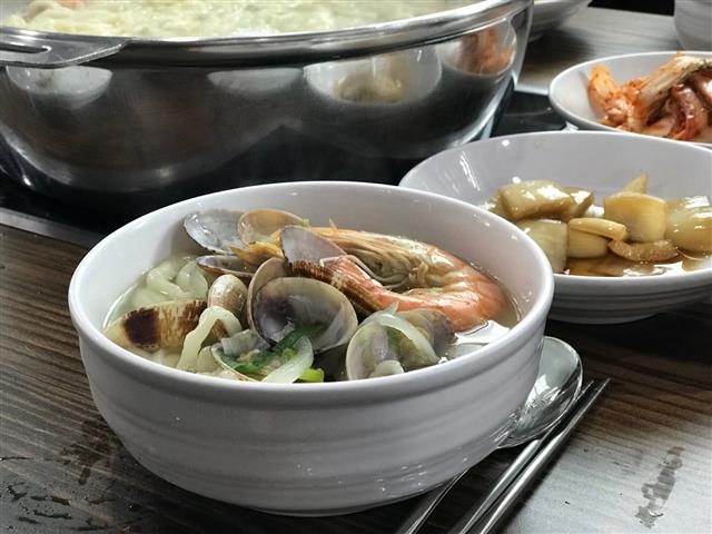 ‘밀愛칼국수’의 바지락 칼국수
