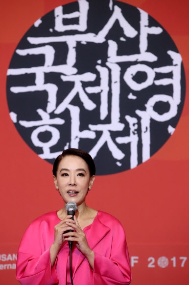 강수연 집행위원장이 지난 21일 부산 해운대구 영화의전당에서 열린 부산국제영화제 결산 기자회견에서 올해 영화제를 평가하고 있다. 강 위원장과 김동호 이사장은 이날 폐막식을 끝으로 자리에서 물러났다. 연합뉴스