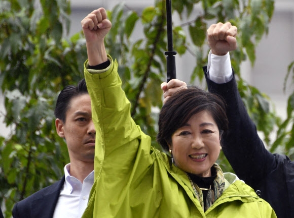 지난 21일 ‘희망의 당’ 대표인 고이케 유리코 도쿄도지사가 유세 연설을 마친 뒤 손을 번쩍 들어 올리며 선거 승리를 다짐하고 있다. 도쿄 EPA 연합뉴스