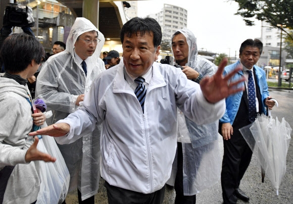 에다노 유키오 입헌민주당 대표가 거리유세를 펼치고 있다. 도쿄 EPA 연합뉴스