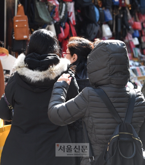 절기상 서리가 내리기 시작한다는 상강인 23일 서울 중구 명동에서 시민들이 두터운 옷을 입고 길을 걷고 있다.  박윤슬 기자 seul@seoul.co.kr