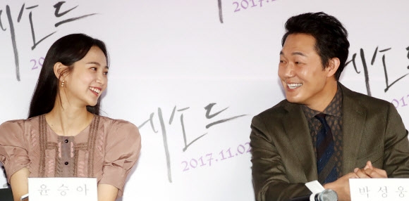 배우 박성웅(오른쪽)과 윤승아가 23일 오전 서울 CGV 용산점에서 열린 영화 ’메소드’ 시사회에서 대화를 나누고 있다. 연합뉴스