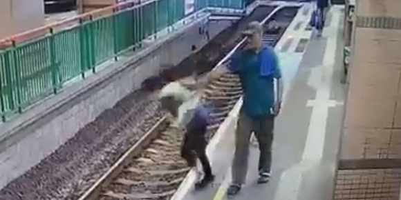 여성 철도노동자 선로 밀어 떨어트린 남성