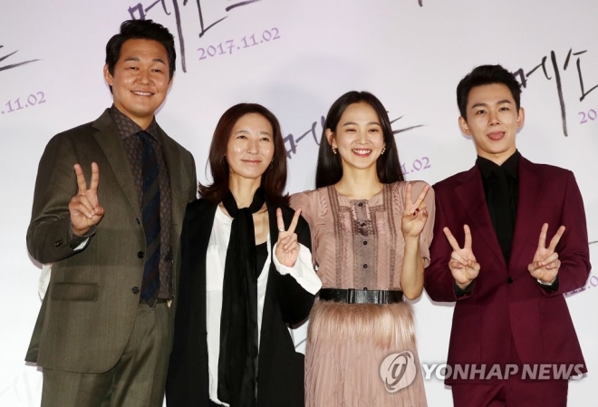 배우 박성웅(왼쪽부터), 방은진 감독, 배우 윤승아, 오승훈