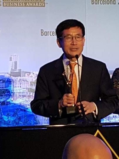 주윤중 강남구 부구청장이 지난 21일(현지시간) 바르셀로나에서 열린 2017 IBA 대상 시상식에서 수상한 뒤 소감을 밝히고 있다. 강남구 제공