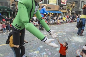 서초 골목길 스며든 ‘교감‘