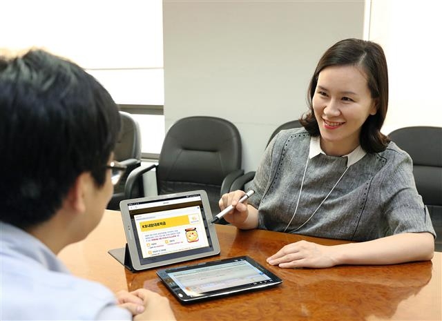 은행원이 직접 태블릿PC를 들고 고객을 찾아가는 KB국민은행의 ‘태블릿브랜치’ 서비스.