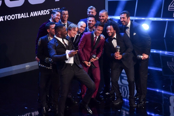 남자 월드 베스트 11에 선정된 선수들이 시상식 사회를 본 영국 배우 이드리스 엘바를 중심으로 모여 셀피를 찍으려 하고 있다. 런던 AFP 연합뉴스