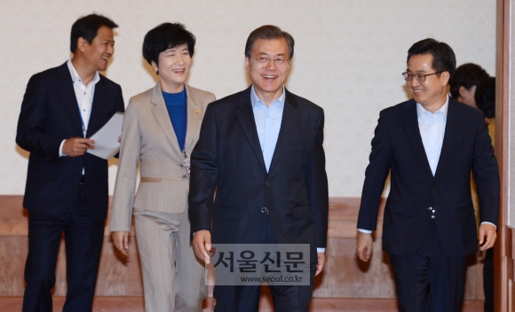 문재인 대통령이 24일 청와대 본관에서 열린 국무회의에 입장하고 있다. 안주영 기자 jya@seoul.co.kr