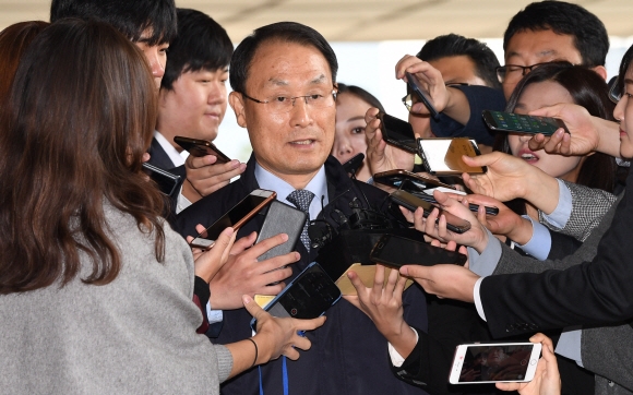 이헌수 전 국가정보원 기획조정실장이 박근혜 정부의 ’화이트 리스트’ 의혹과 관련해 24일 오전 서울 서초구 서초동 서울중앙지검에 출석하고 있다. 검찰은 이 전 실장을 피의자 신분으로 출석시켜 보수 성향 단체에 지원금을 주도록 한 ’화이트리스트 의혹’에 관여했는지를 조사할 방침이다.  손형준 기자 boltagoo@seoul.co.kr