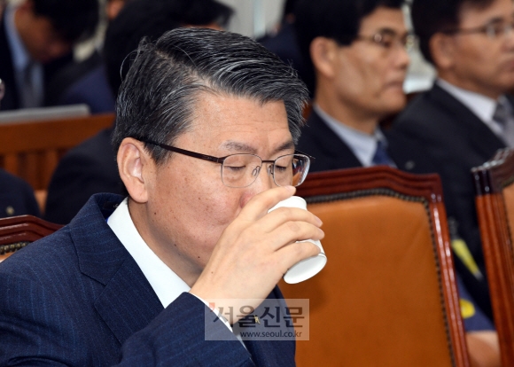 24일 국회에서열린 기획재정위원회 국정감사에서 은성수 수출입 은행장이 물을 마시고있다. 이종원 선임기자 jongwon@seoul.co.kr